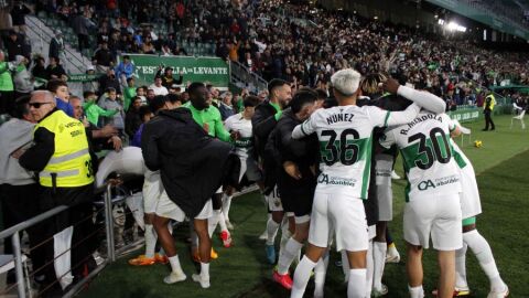 El Elche celebra el gol de Rashani.
