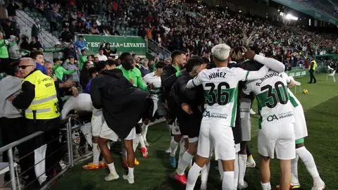 El Elche celebra el gol de Rashani. El Elche celebra el gol de Rashani.