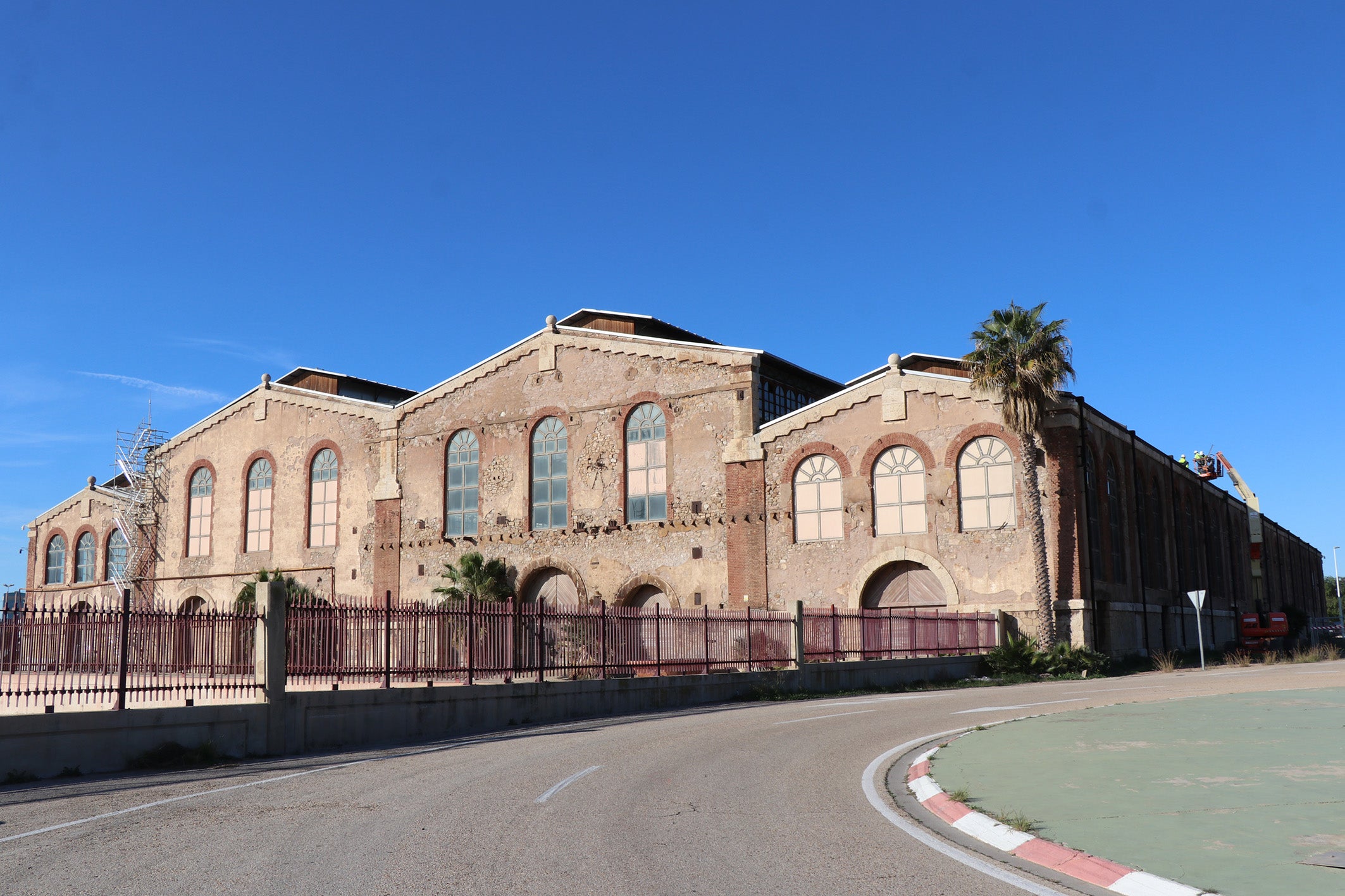 La recuperación de la Nave de Talleres de Puerto de Sagunto avanza: "La catedral del patrimonio industrial" La recuperación de la Nave de Talleres de Puerto de Sagunto avanza: "La catedral del patrimonio industrial"