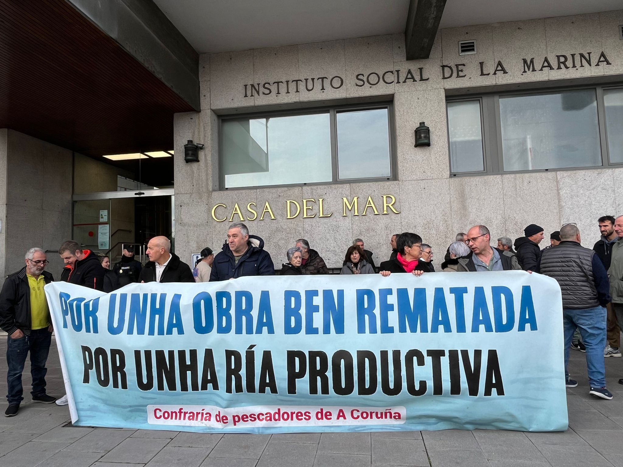 Los mariscadores de la ría do Burgo se han vuelto a concentrar ante el silencio administrativo de la Xunta y del Gobierno central Los mariscadores de la ría do Burgo se han vuelto a concentrar ante el silencio administrativo de la Xunta y del Gobierno central
