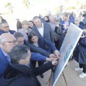 Luis Planas junto a alcaldes de La Ribera observando un mapa