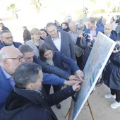 Luis Planas junto a alcaldes de La Ribera observando un mapa Luis Planas junto a alcaldes de La Ribera observando un mapa