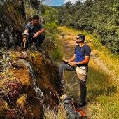 Ángel González Abajo y Jesús Javier Fernández Lozano en los canales de La Cabrera
