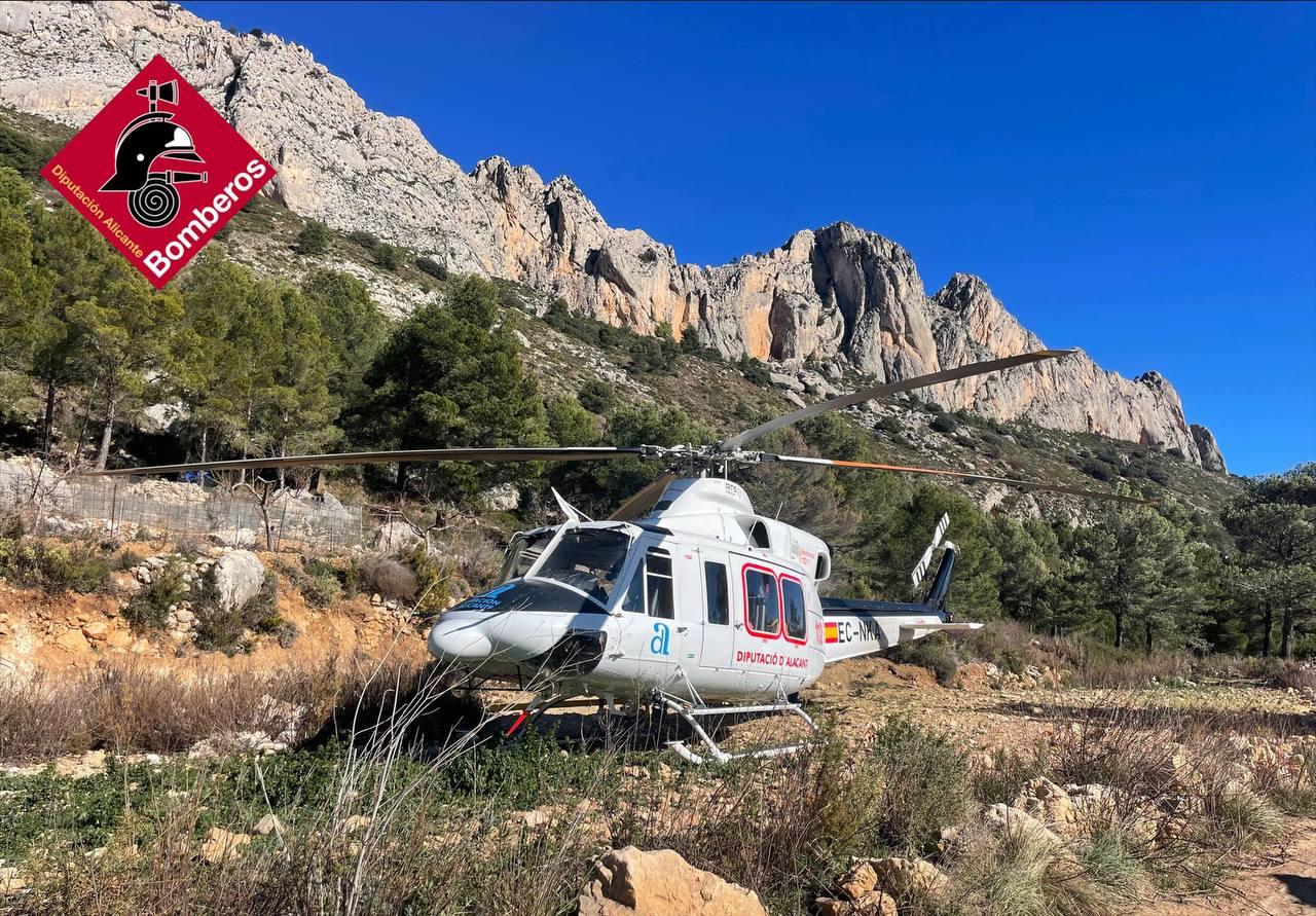 Los bomberos rescatan en helicóptero a un cazador herido en Sierra de Bernia (Marina Baixa) Los bomberos rescatan en helicóptero a un cazador herido en Sierra de Bernia (Marina Baixa)