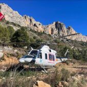 Los bomberos rescatan en helicóptero a un cazador herido en Sierra de Bernia (Marina Baixa)