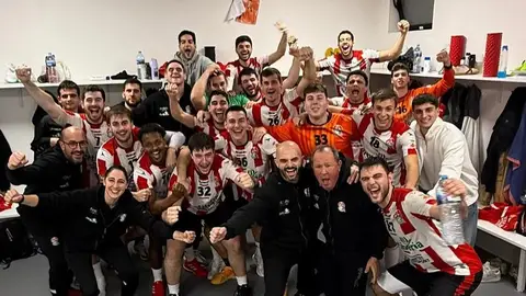 El Fertiberia Balonmano celebra su triunfo frente al Ibiza El Fertiberia Balonmano celebra su triunfo frente al Ibiza