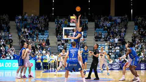 11-1 Salto inicial del partido Obradoiro-Alimerka Oviedo Baloncesto Adrian Baúlde-CAB 11-1 Salto inicial del partido Obradoiro-Alimerka Oviedo Baloncesto Adrian Baúlde-CAB