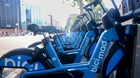 Varias bicicletas de bicimad aparcadas en Madrid/ Ricardo Rubio / Europa Press