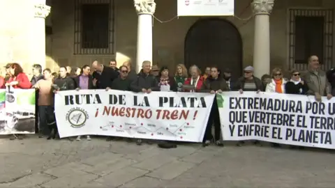 Una veintena de plataformas reclamaban desde Hervás la recuperación del tren Ruta de la Plata, 40 años después de su cierre Una veintena de plataformas reclamaban desde Hervás la recuperación del tren Ruta de la Plata, 40 años después de su cierre