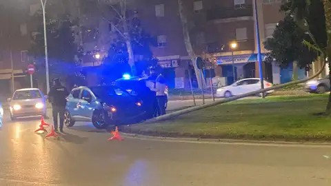 Un vehículo se empotra en una rotonda de la barriada de Valdepasillas en Badajoz Un vehículo se empotra en una rotonda de la barriada de Valdepasillas en Badajoz