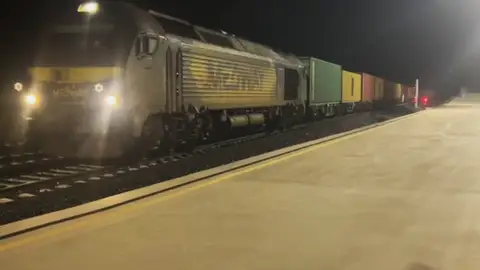 La terminal ferroviaria de la Plataforma Logística de Badajoz ha recibido su primer tren que saldrá cargado esta semana hasta Sines La terminal ferroviaria de la Plataforma Logística de Badajoz ha recibido su primer tren que saldrá cargado esta semana hasta Sines
