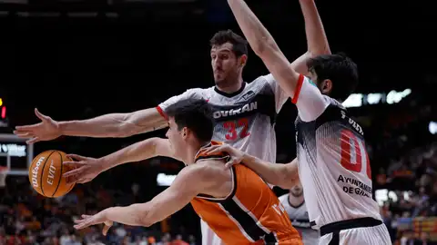 El ala pívot del Valencia Basket Jaime Pradilla (i) intenta superar a dos rivales del Covirán Granada El ala pívot del Valencia Basket Jaime Pradilla (i) intenta superar a dos rivales del Covirán Granada