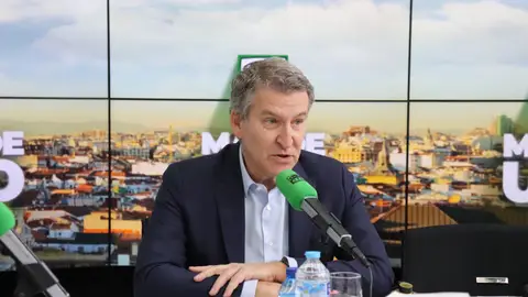 El presidente del Partido Popular, Alberto Núñez Feijóo, durante su entrevista con Carlos Alsina en 'Más de uno' El presidente del Partido Popular, Alberto Núñez Feijóo, durante su entrevista con Carlos Alsina en 'Más de uno'