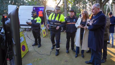 El alcalde de Sevilla, José Luis Sanz, observando el trabajo de los drones. 