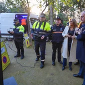 El alcalde de Sevilla, José Luis Sanz, observando el trabajo de los drones. El alcalde de Sevilla, José Luis Sanz, observando el trabajo de los drones.