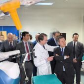 García-Page ha visitado el nuevo brazo robótico para traumatología en el Hospital de Ciudad Real