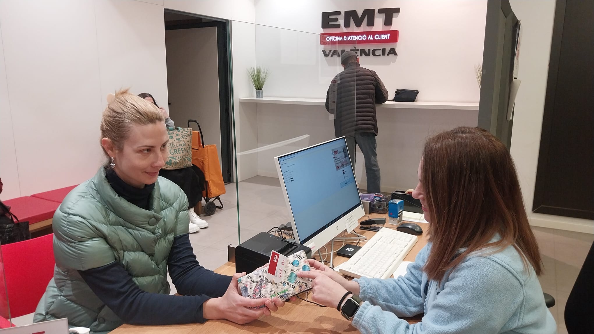 Un dron, una silla de ruedas, sujetadores y exámenes escolares, entre los objetos perdidos por los viajeros de la EMT en 2024 Un dron, una silla de ruedas, sujetadores y exámenes escolares, entre los objetos perdidos por los viajeros de la EMT en 2024