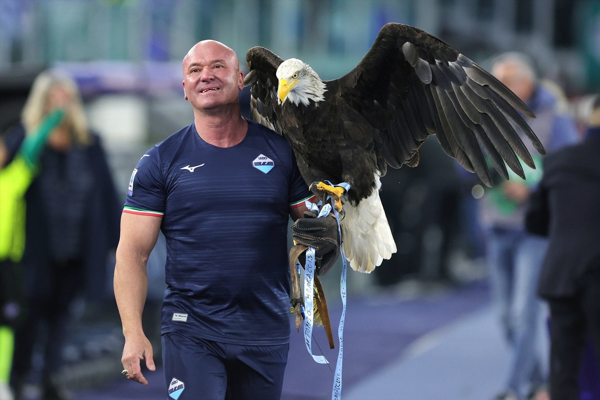 La Lazio despide a su cetrero por mostrar en redes sociales su prótesis de pene: "Era un mensaje para que la gente no tenga vergüenza en hacerlo" La Lazio despide a su cetrero por mostrar en redes sociales su prótesis de pene: "Era un mensaje para que la gente no tenga vergüenza en hacerlo"