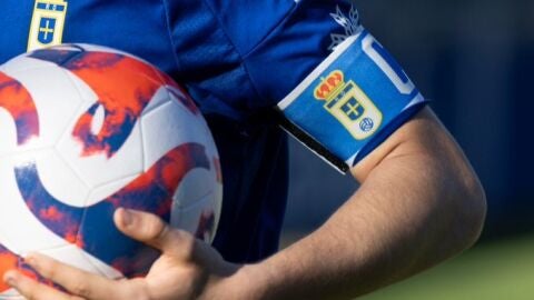 14-01-2025 Imagen del escudo del Oviedo en una camiseta
