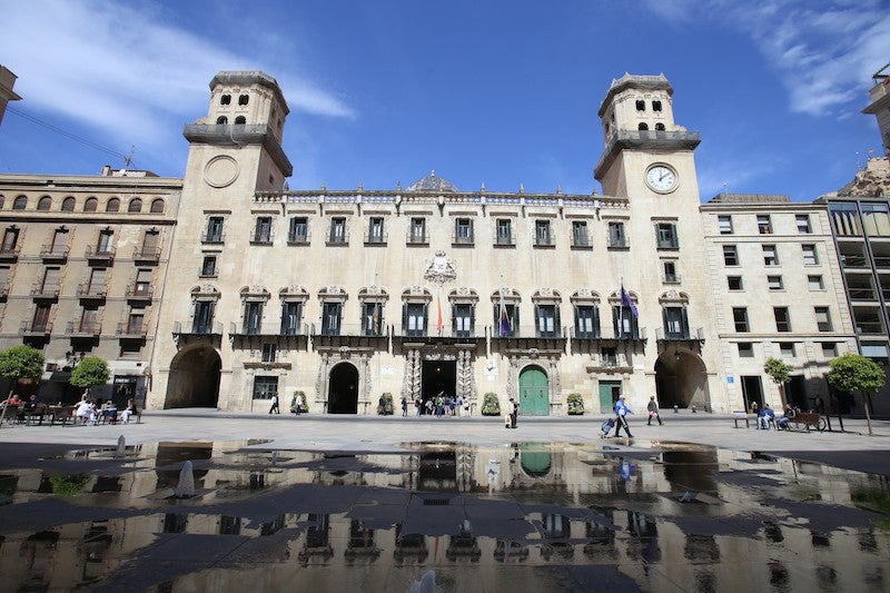 El Gobierno local de Alicante decide no reabrir al tráfico la plaza del Ayuntamiento y la convertirá en peatonal El Gobierno local de Alicante decide no reabrir al tráfico la plaza del Ayuntamiento y la convertirá en peatonal