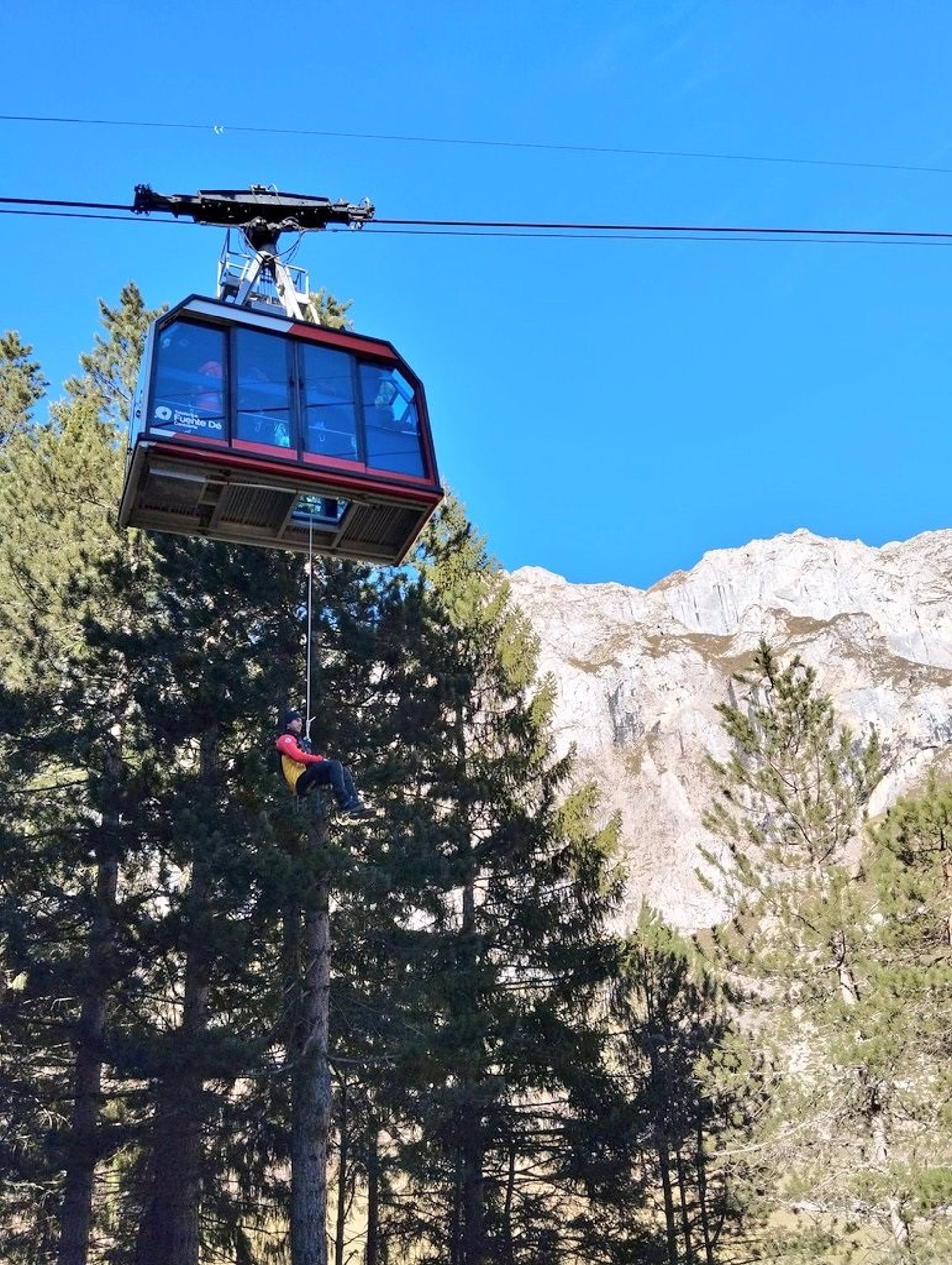 Los bomberos realizan un simulacro de rescate en el teleférico de Fuente Dé Los bomberos realizan un simulacro de rescate en el teleférico de Fuente Dé