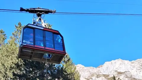 Los bomberos realizan un simulacro de rescate en el teleférico de Fuente Dé Los bomberos realizan un simulacro de rescate en el teleférico de Fuente Dé