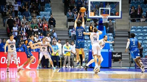 11-1-2025 Langarica, del Alimerka Oviedo Baloncesto, lanza a canasta ante el Obradoiro
