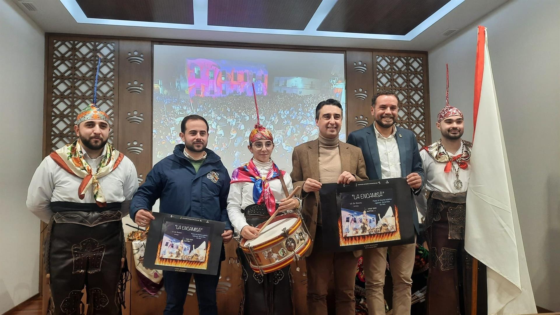 Pela apuesta porque las mantas de madroños y el gorro puntiagudo de 'La Encamisá' sean declarados BIC Pela apuesta porque las mantas de madroños y el gorro puntiagudo de 'La Encamisá' sean declarados BIC