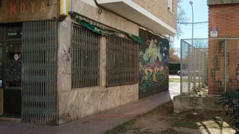 Lateral del bar de Alcal&aacute; de Henares junto al que fue encontrado el cad&aacute;ver de un feriante con varias heridas de bala