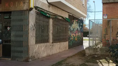 La Policía Nacional busca a los autores del homicidio de un feriante de 49 años en el barrio alcalaíno de El Chorrillo Lateral del bar de Alcalá de Henares junto al que fue encontrado el cadáver de un feriante con varias heridas de bala