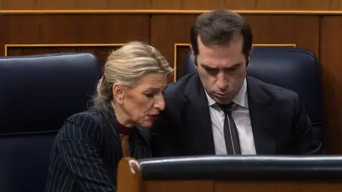La vicepresidenta segunda y ministra de Trabajo, Yolanda Díaz y el ministro de Economía, Carlos Cuerpo, durante una sesión plenaria, en el Congreso de los Diputados La vicepresidenta segunda y ministra de Trabajo, Yolanda Díaz y el ministro de Economía, Carlos Cuerpo, durante una sesión plenaria, en el Congreso de los Diputados