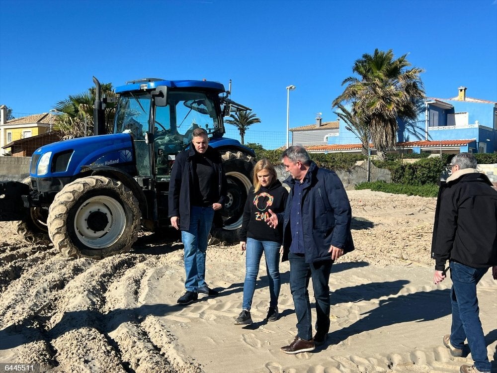 Pilar Bernabé visita la playa de Cullera tras la limpieza iniciada por el ayuntamiento Pilar Bernabé visita la playa de Cullera tras la limpieza iniciada por el ayuntamiento