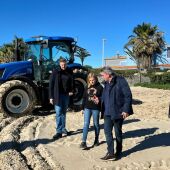 Pilar Bernabé junto al alcalde de Cullera en la playa del Marenyet