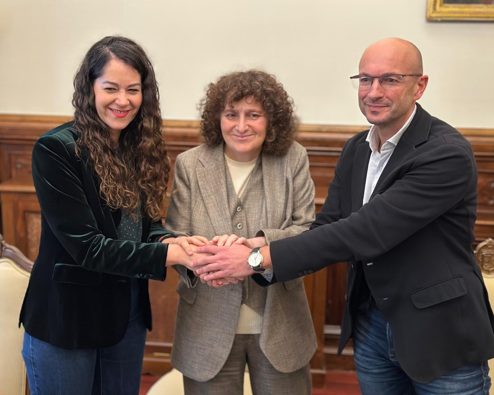 El gobierno compostelano y el grupo municipal del PSOE llegan a un acuerdo de presupuestos para 2025 que ascienden a 149 millones de euros El gobierno compostelano y el grupo municipal del PSOE llegan a un acuerdo de presupuestos para 2025 que ascienden a 149 millones de euros