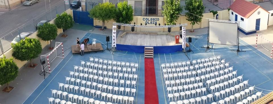 El Colegio Oleza recibe el 'FORTIUS' por sus 50 años promocionando la actividad física El Colegio Oleza recibe el 'FORTIUS' por sus 50 años promocionando la actividad física