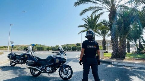 Un agente de la Policía Nacional en Elche. 