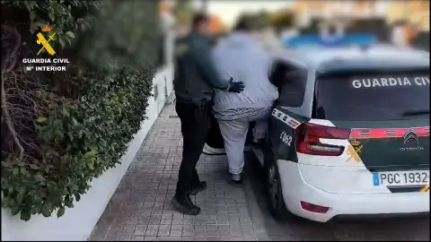 Uno de los detenidos en la operación de la Guardia Civil. Uno de los detenidos en la operación de la Guardia Civil.
