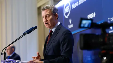 El presidente del PP, Alberto Núñez Feijóo, interviene en un desayuno informativo este martes en Madrid. Feijóo anuncia que el PP apoyará la reforma de pensiones que incentiva el retraso de la jubilación