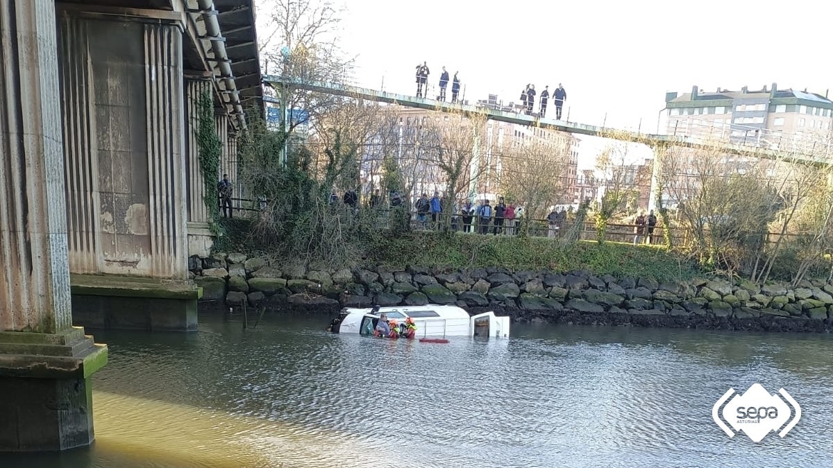 Ingresado por hipotermia tras haber caído en furgoneta a la ría de Avilés Ingresado por hipotermia tras haber caído en furgoneta a la ría de Avilés