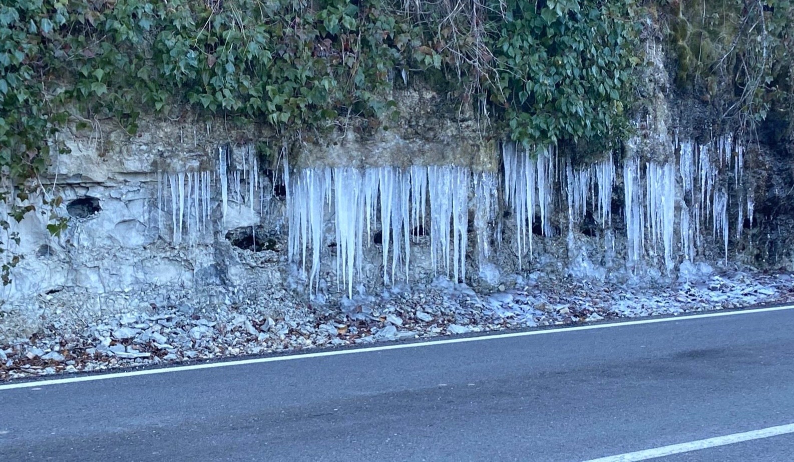Carámbanos de hielo en Cuenca, que registra mínimas de -10 grados Carámbanos de hielo en Cuenca, que registra mínimas de -10 grados