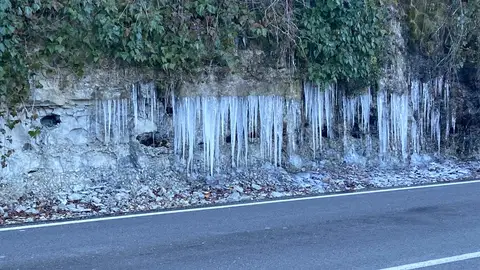 Carámbanos en la carretera de Palomera, en Cuenca, este martes Carámbanos en la carretera de Palomera, en Cuenca, este martes