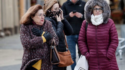 Imagen de archivo de tres mujeres protegidas contra el frio