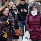 Imagen de archivo de tres mujeres protegidas contra el frio