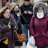 Imagen de archivo de tres mujeres protegidas contra el frio Imagen de archivo de tres mujeres protegidas contra el frio
