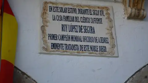 Zafra homenajea al ajedrecista Ruy López con la instalación de una placa en el edificio donde se ubicó la casa familiar Zafra homenajea al ajedrecista Ruy López con la instalación de una placa en el edificio donde se ubicó la casa familiar