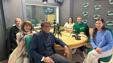 Representantes pol&iacute;ticos y el profesor Jos&eacute; Ruiz en la tertulia de M&aacute;s de uno Elche