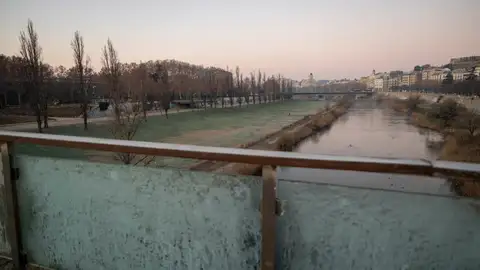 Aspecto de heladas en la ciudad de Lleida (Cataluña) este miércoles. Frío, nieve, olas y lluvia activan el aviso amarillo en diez comunidades
