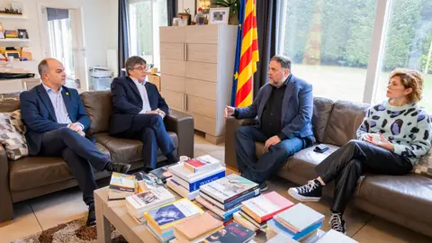 Reunió entre Carles Puigdemont i Oriol Junqueras a Waterloo, amb Jordi Turull i Elisenda Alamany Reunió entre Carles Puigdemont i Oriol Junqueras a Waterloo, amb Jordi Turull i Elisenda Alamany