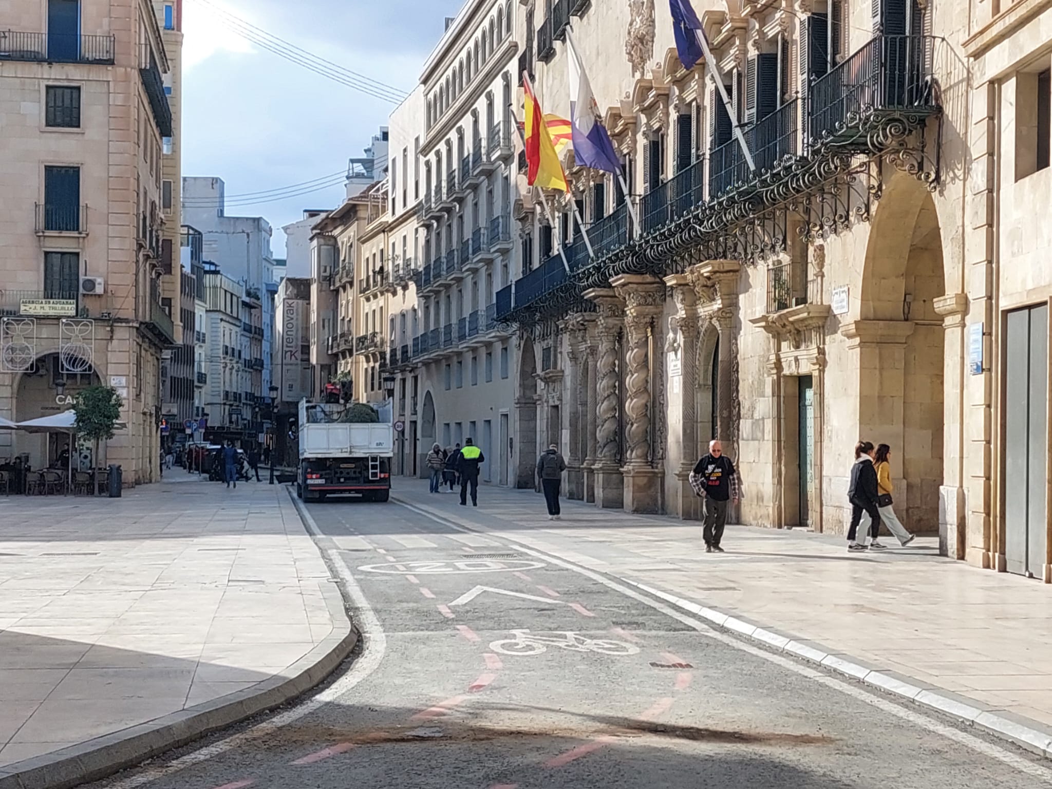 Alicante reabre al tráfico la plaza del Ayuntamiento tras ser cerrada el pasado 24 octubre por desprendimientos Alicante reabre al tráfico la plaza del Ayuntamiento tras ser cerrada el pasado 24 octubre por desprendimientos