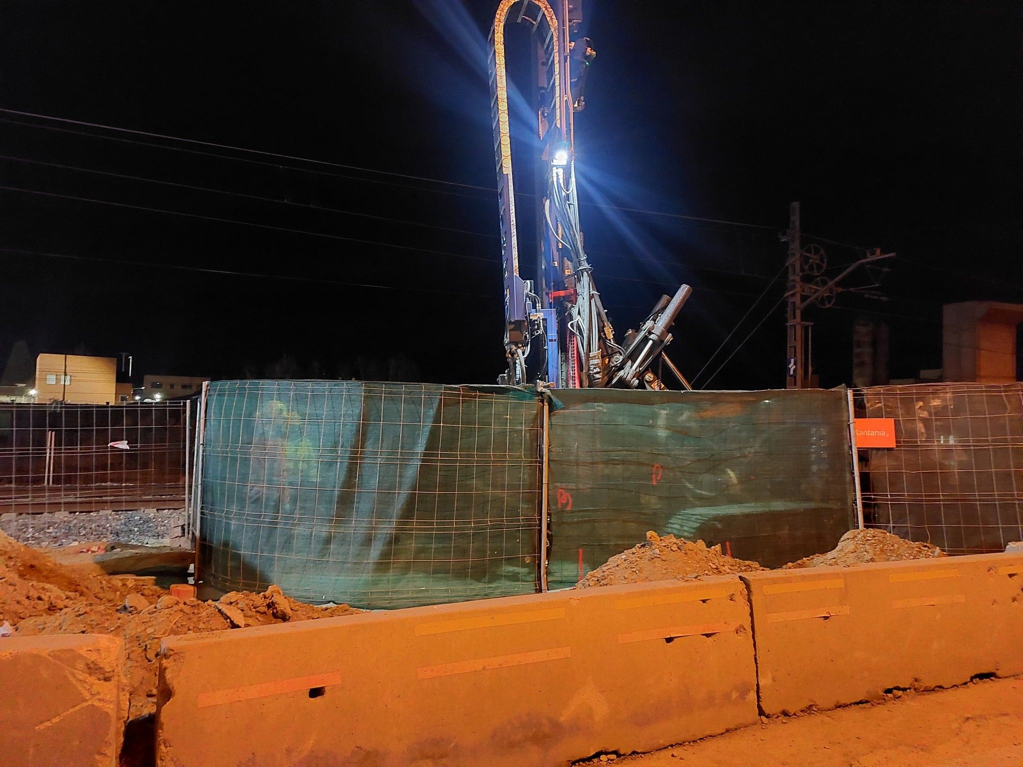 ADIF presenta una nueva cautelar para retomar por la noche los trabajos del AVE en dirección a Cantabria ADIF presenta una nueva cautelar para retomar por la noche los trabajos del AVE en dirección a Cantabria